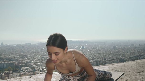 Femme effectuant du yoga au point de vue de Barcelone. Yoga formateur étirement du corps - Photo, image