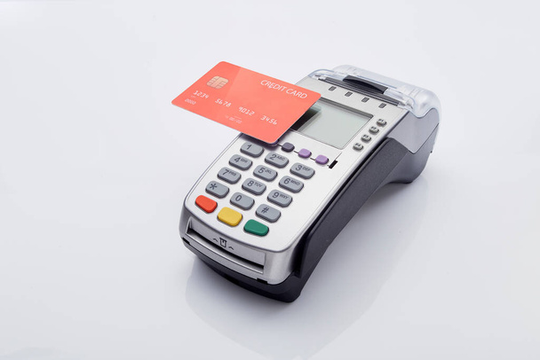 Red Tarjeta de crédito y pos terminal en blanco, concepto de pago en línea - Foto, Imagen