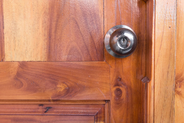 maçaneta da porta de aço na porta de madeira
 - Foto, Imagem