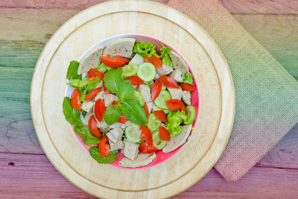 Cuisine thaïlandaise salade de porc épicée sur fond bois ou Yum Moo Yor, effet filtre. - Photo, image