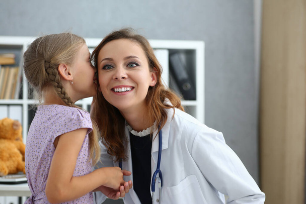 Ευτυχισμένη γυναίκα παιδίατρος απολαμβάνοντας ραντεβού με το κοριτσάκι - Φωτογραφία, εικόνα