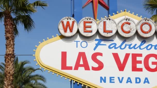 Добро пожаловать на сказочный ретро-неоновый знак Лас-Вегаса в игорном туристическом курорте, США. Знаменитый винтажный баннер как символ казино, азартных игр, игры на деньги и рискованных ставок. Письмо на вывеске - Кадры, видео