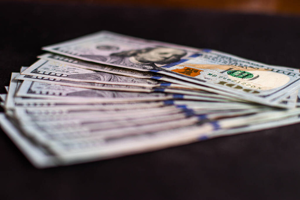 Stapel van honderd dollarbiljetten close-up. - Foto, afbeelding