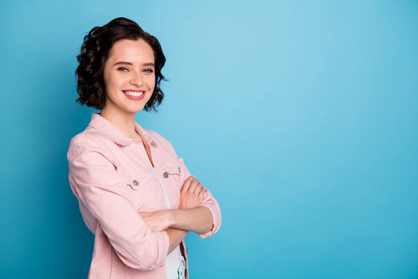 Profile photo of attractive pretty lady short black hairdo self-confident business woman arms crossed friendly beaming smiling wear casual pink denim jacket isolated blue color background - Foto, immagini