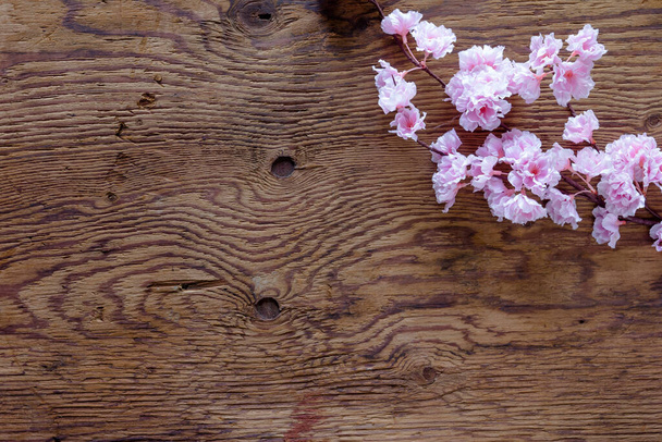 roze bloemen bos op houten achtergrond - Foto, afbeelding