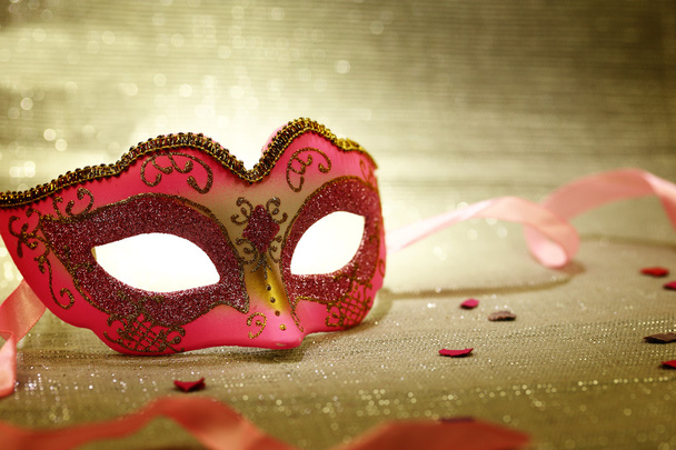 Máscara de carnaval rosa vintage
 - Foto, Imagen