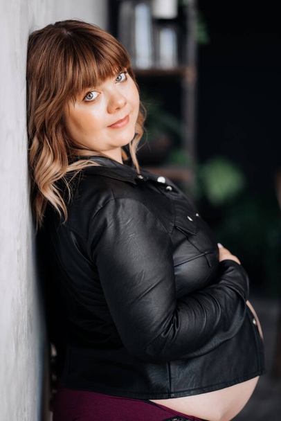 pregnant woman in a leather shirt. overweight. - Fotoğraf, Görsel