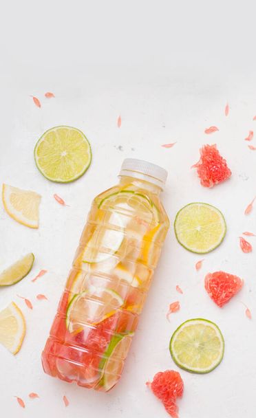Sportital citrommal, citrommal és grapefruittal töltött palackban - Fotó, kép