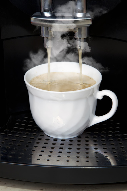 Caffè caldo direttamente dalla macchina
 - Foto, immagini