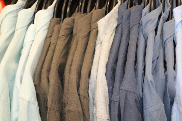 camisas colgando en la exhibición de una tienda de prendas de vestir en italiano roma
 - Foto, Imagen