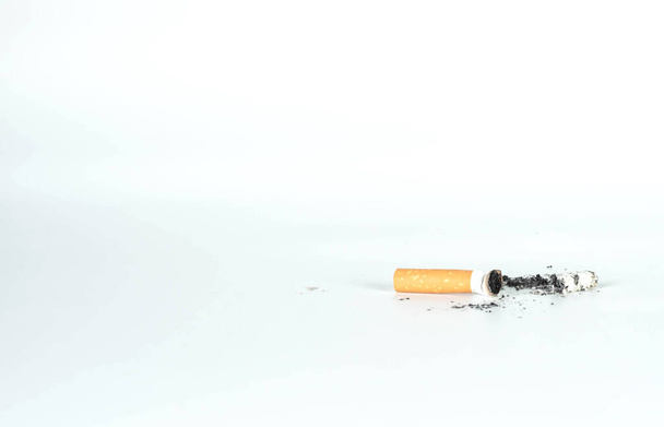 сигареты концы изолированы на белом фоне концепции болезни, наркотиков, рака. - Фото, изображение