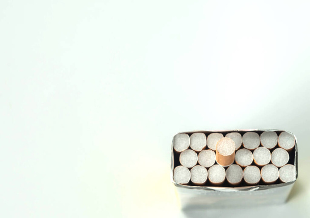 Zigarette im Inneren des Pagkages isoliert auf weißem Hintergrund von oben. - Foto, Bild