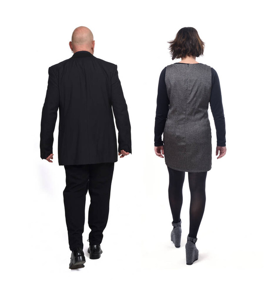 vista trasera de una elegante pareja caminando sobre fondo blanco
 - Foto, imagen