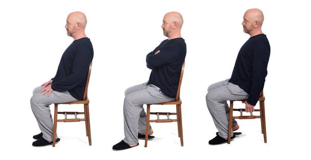 grupo de mismo hombre en pijama sentado o una silla sobre fondo blanco, vista lateral
 - Foto, Imagen