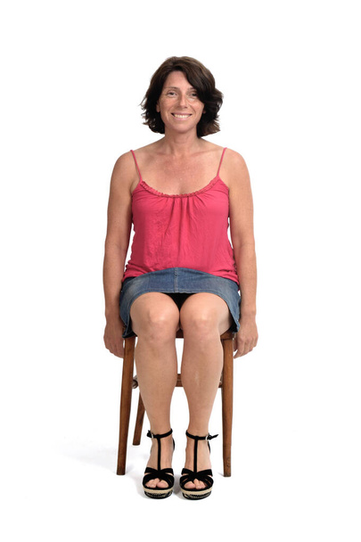 frente vista mulher na saia sentado no fundo branco
,  - Foto, Imagem