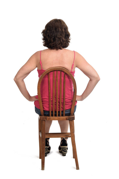 pohled na ženu sedící na židli na bílém - Fotografie, Obrázek