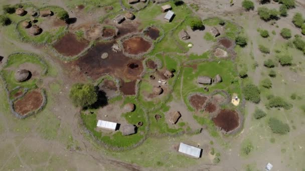 Aerial Flyby View on Maasai kylässä rannikolla Natron järven edessä Ol Doinyo Lengai, Mountain of God Maasai kielellä, Engare Sero kylä Arusha Region i pohjoisen - Materiaali, video