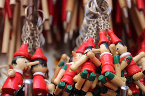 ланцюги дерев'яних ключів, що звисають на туристичному магазині
 - Фото, зображення