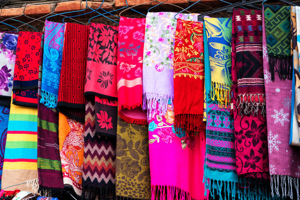 POKHARA, NEPAL - DIC 5, 2018: Colección de ropa de punto hecha a mano en un mercado de Nepal en uno de los pueblos de las montañas del Himalaya. De camino al Santuario de Annapurna (Campo Base
). - Foto, imagen