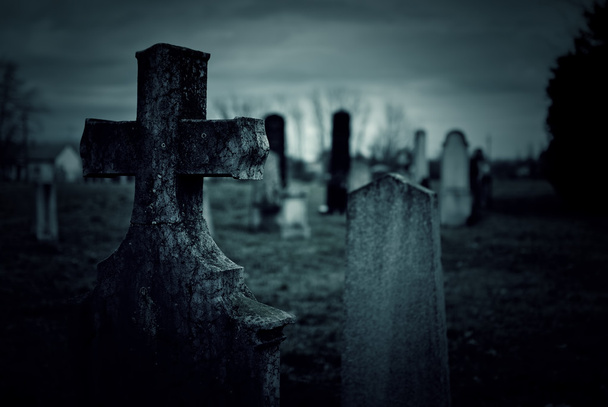 墓地の夜 - 写真・画像
