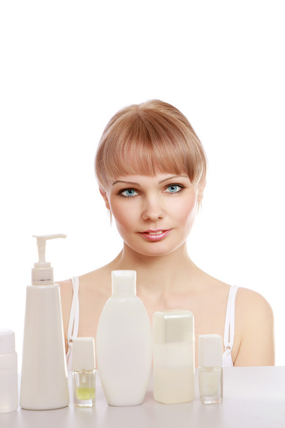 A young woman with cosmetic products - Foto, Imagen