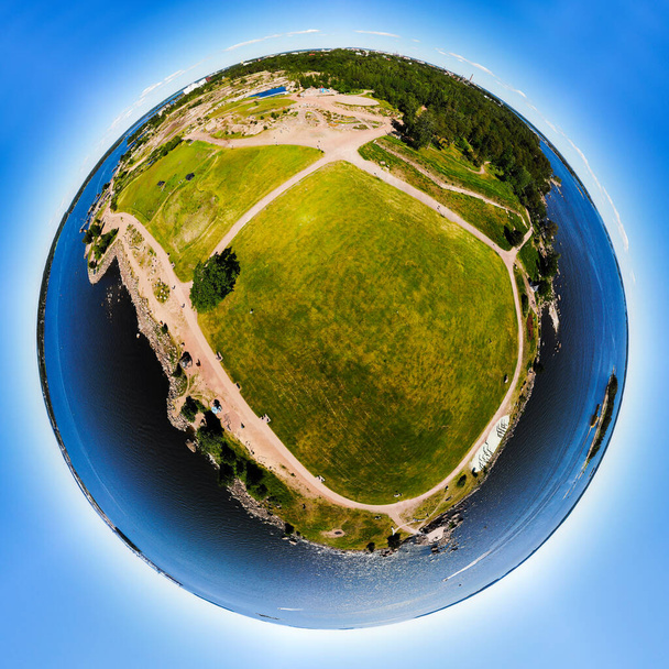 Una vista aérea panorámica tridimensional de Katariina Seaside Park en un mini planeta de estilo panorámico., Kotka, Finlandia. - Foto, Imagen