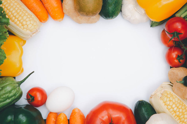 Friss zöldségek és gyümölcsök választéka háttér, egészséges ételek - Fotó, kép