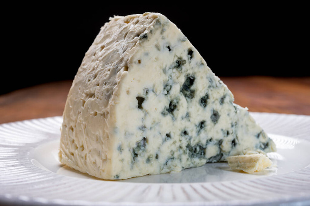 Συλλογή τυριών, κομμάτι δανέζικου μπλε τυριού με μπλε φόρμα close up - Φωτογραφία, εικόνα