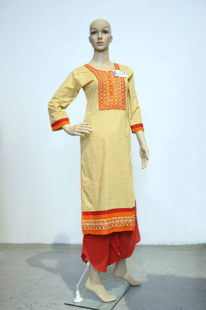 Vestido feminino tradicional Bangladesh colocar em um manequim
 - Foto, Imagem