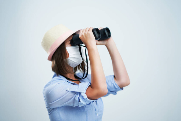 Жінка-туристка в захисній масці ізольована на білому тлі
 - Фото, зображення