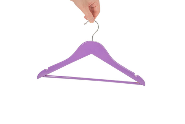 Paarse hanger in vrouw hand geïsoleerd op witte achtergrond. - Foto, afbeelding