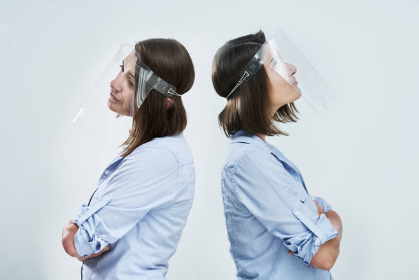 Vonzó nő visel védő pajzs gondolkodás fehér háttér - Fotó, kép