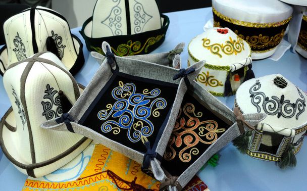Tocados tradicionales kazajos, hechos de fieltro, colocados sobre una mesa. Festival de la cultura mundial de Outlook. 27 de octubre de 2018. Kiev, Ucrania
 - Foto, imagen