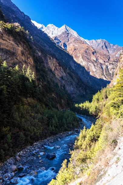 Panoramic views on a popular tourist destination trail in Nepal - Annapurna Circuit Trail. Way to base camp and Thorong La or Thorung La pass. - Foto, immagini