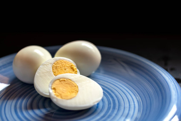Жорсткі варені яйця на синій тарілці
 - Фото, зображення