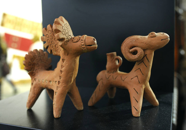 Традиційні кримськотатарські іграшки, виготовлені з глини. - Фото, зображення