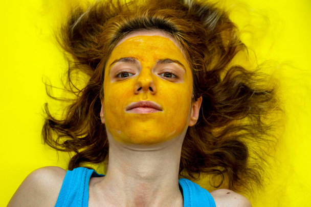 Huisgemaakt, zomer gezichtsmasker met muskusmeloen en kurkuma voor gezichtsexfoliëring en ontgifting - Foto, afbeelding