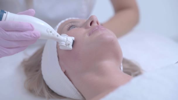 Cosmétologue professionnelle femme faisant purification du visage à l'hydrogène - Séquence, vidéo