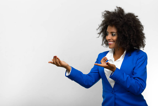 Студія постріл молодий красиві африканські бізнес-леді з афро волосся на білому тлі - Фото, зображення