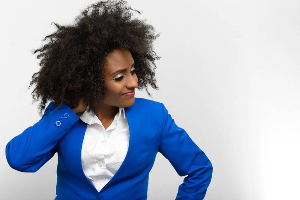 Beyaz arka plan karşı Afro saçlı genç güzel Afrika iş kadını stüdyo çekim - Fotoğraf, Görsel