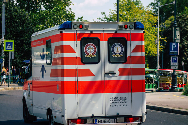 Budapest Hungary july 20, 2020 View of a traditional Hungarian ambulance driving through the streets of Budapest the capital and the most populous city of Hungary - Foto, imagen