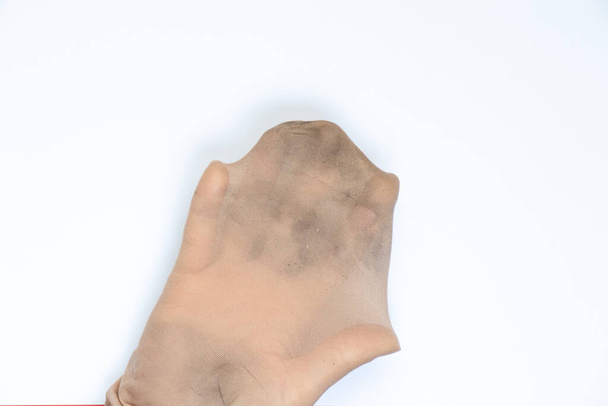 рука в брудних колготках жінка на кольоровому фоні
 - Фото, зображення
