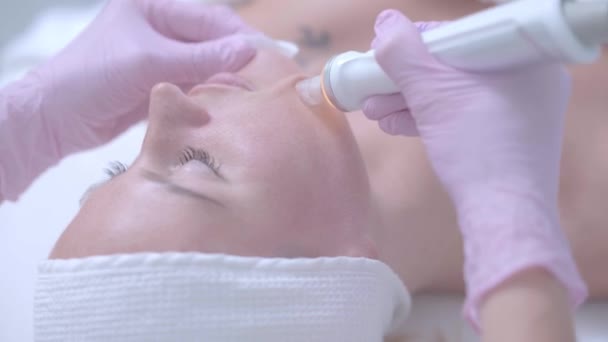 Profi kozmetológus nő csinál hidrogén arc tisztítás - Felvétel, videó