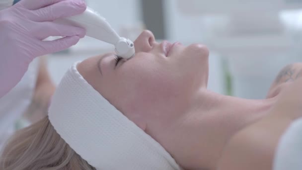Cosmétologue professionnelle femme faisant purification du visage à l'hydrogène - Séquence, vidéo
