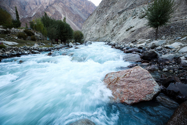 stormachtige berg rotsachtige rivier met helder water - Foto, afbeelding