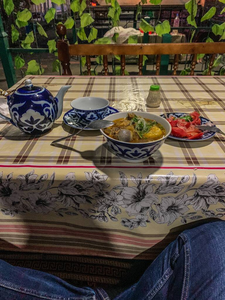 Uzbequistão comida shurpa e salada
 - Foto, Imagem
