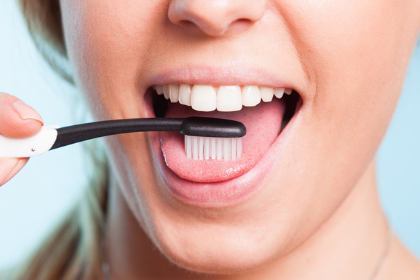 Chica limpieza de dientes
 - Foto, Imagen