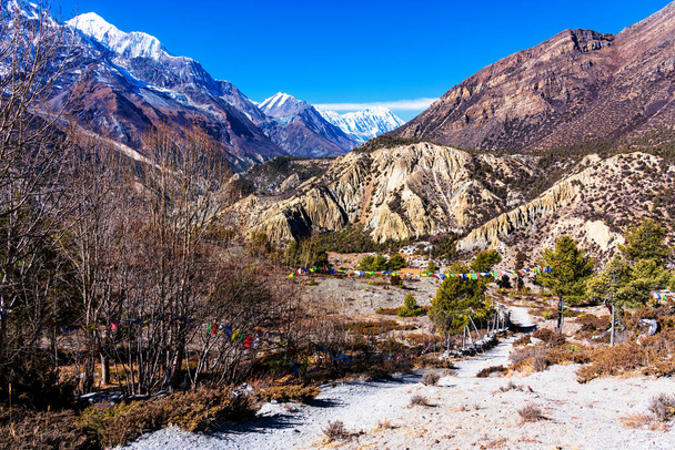 Panoramablick auf eine beliebte Touristenroute in Nepal - den Annapurna Circuit Trail. Weg zum Basislager und Thorong La oder Thorung La Pass. - Foto, Bild