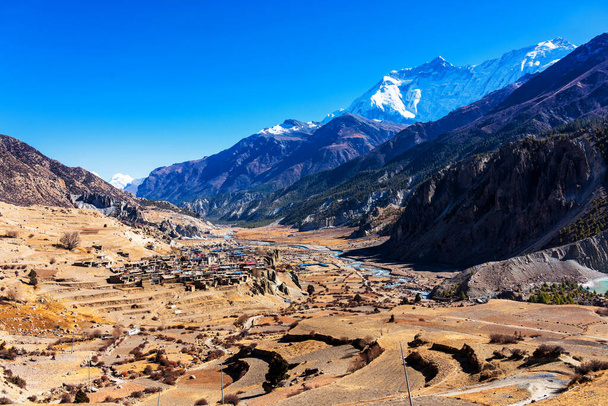 Панорамний вид на популярну туристичну стежку в Непалі - Аннапурна траса. Шлях до базового табору і Торонг Ла - Манш. - Фото, зображення