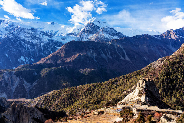Vistas panorámicas de un popular sendero turístico en Nepal - Circuito de Annapurna. Camino al campamento base y paso Thorong La o Thorung La
. - Foto, imagen